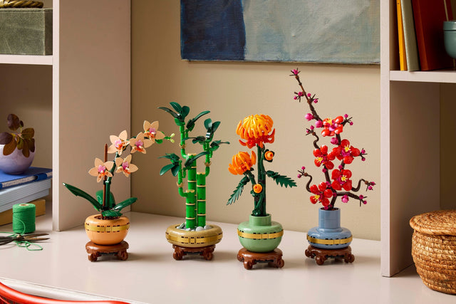 LEGO Botanicals De fire årstider – Miniorkidé, Lykkebambus, Krysantemum og Blommeblomst
