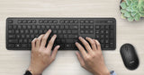 ASUS CW100 – sort tastatur og mus i brug