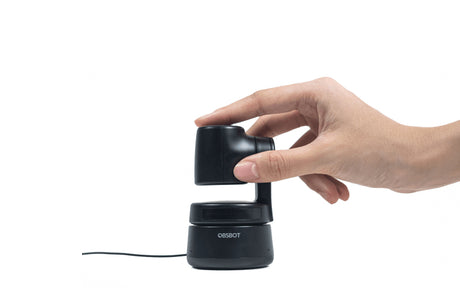 OBSBOT Tiny-webcam med kamerahoved justeret med hånden